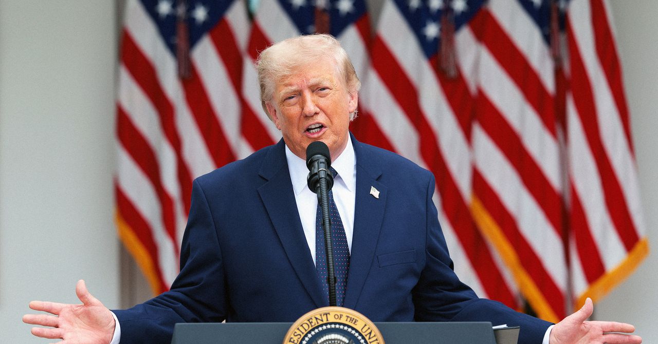 Donald Trump falando em evento, cercado por apoiadores, enquanto teorias sobre a Lei da Insurreição circulam.