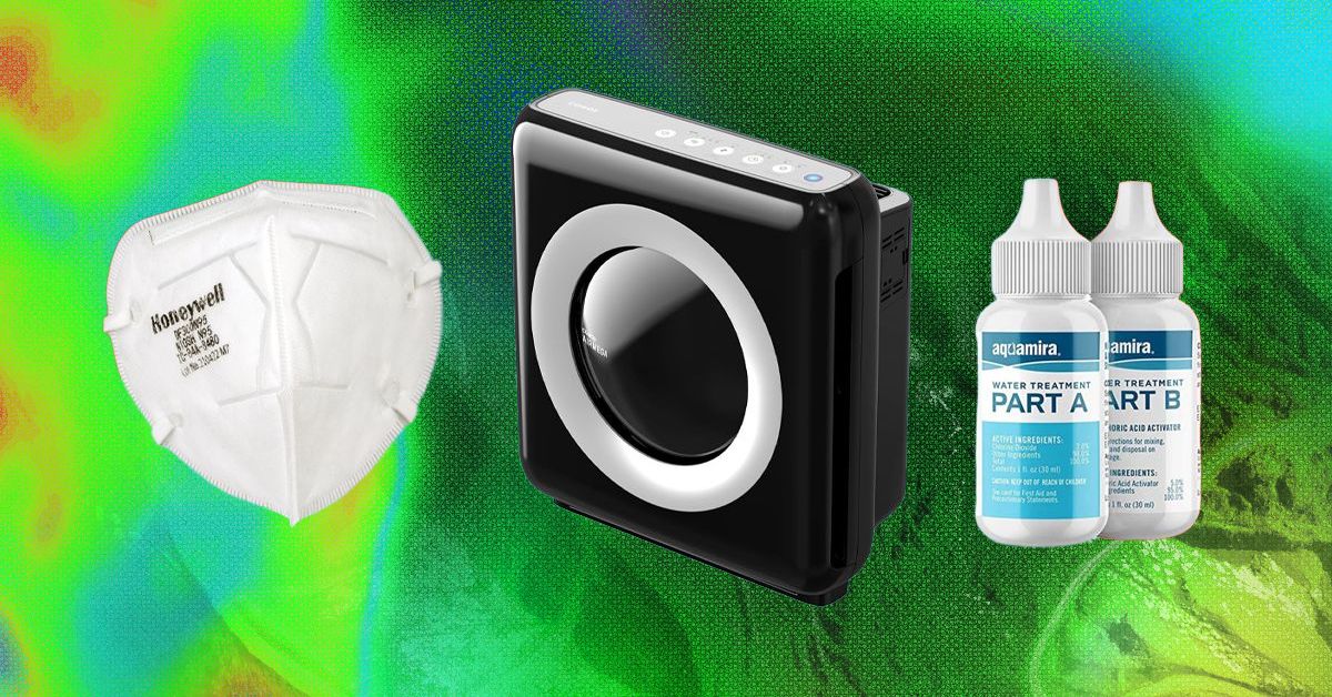 Uma mochila de emergência ('go bag') com suprimentos essenciais, como água, alimentos e um kit de primeiros socorros, em um ambiente que sugere prontidão para qualquer eventualidade, simbolizando a importância de um kit de emergência completo.