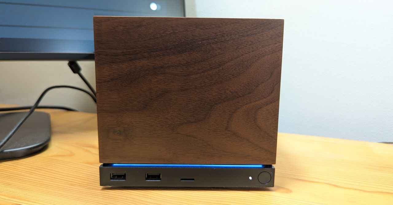 Valve Steam Machine 2026 em destaque, mostrando seu design compacto e elegante com uma luz LED frontal.